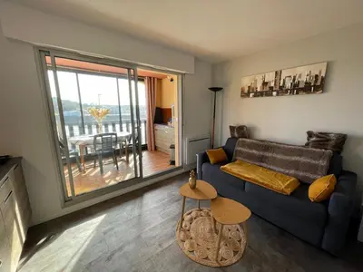Coin salon dans l'établissement Appartement proche plage avec piscine, parking et animaux admis - FR-1-413-215