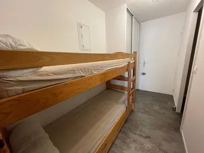 Un ou plusieurs lits dans un hébergement de l'établissement Appartement proche plage avec piscine, parking et animaux admis - FR-1-413-215