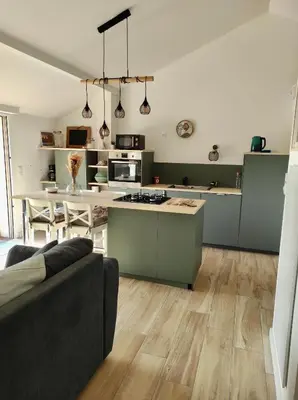 Cuisine ou kitchenette dans l'établissement Maisonnette neuve plage et commerces à pied