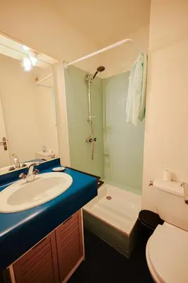 Salle de bains dans l'établissement Appart cosy proche de la plage.