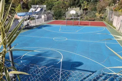 Tennis ou squash au sein de le chalet ou à proximité