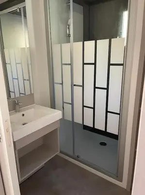 Salle de bains dans l'établissement Chalet à louer - 52m2 - Landes