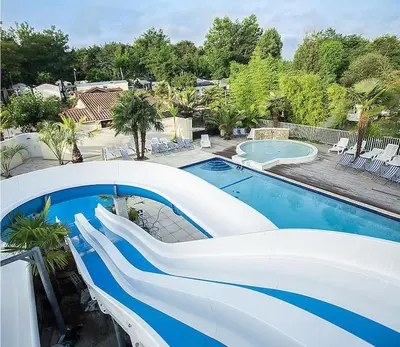 Piscine de l'établissement Chalet à louer - 52m2 - Landes ou située à proximité