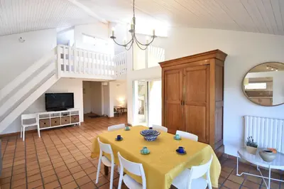 Télévision ou salle de divertissement dans l'établissement Tiokers - Hossegor - Confortable villa sur terrain clos idéalement située entre lac et Océan et à 1200m du centre ville