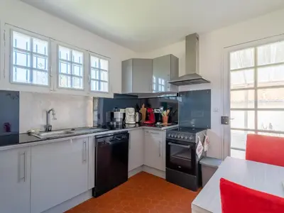Cuisine ou kitchenette dans l'établissement Maison 3* à Mimizan Plage, 6 pers, jardin clos, proche plages et activités - FR-1-50-110