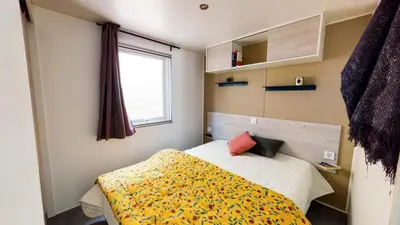 Un ou plusieurs lits dans un hébergement de l'établissement Camping Officiel Siblu Le Pipiou