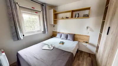 Un ou plusieurs lits dans un hébergement de l'établissement Camping Officiel Siblu Le Pipiou