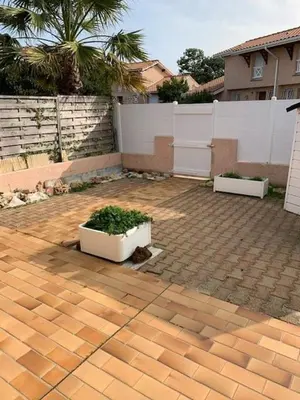 Jardin de l'établissement Biscarrosse Duplex classé 2 étoiles avec parking privatif pour 6 personnes