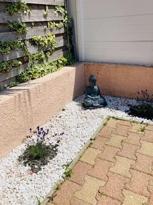 Jardin de l'établissement Biscarrosse Duplex classé 2 étoiles avec parking privatif pour 6 personnes