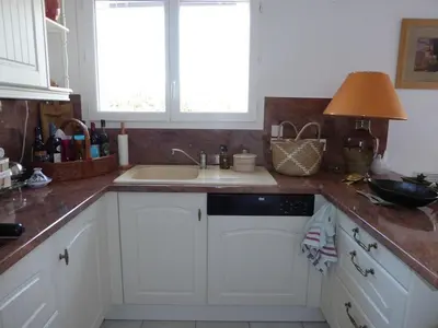 Cuisine ou kitchenette dans l'établissement Sanguinet Jolie maison mitoyenne pour 6 pers