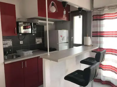 Cuisine ou kitchenette dans l'établissement Biscarrosse Plage Charmant 2 pièces en face de l'Océan