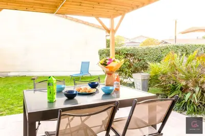 Jardin de l'établissement Biscarrosse Bourg Maison tout confort en centre ville