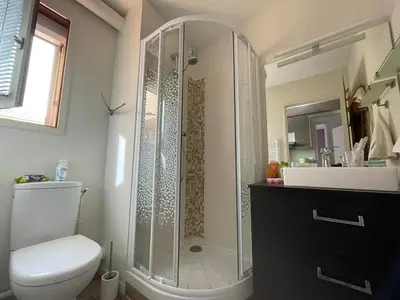 Salle de bains dans l'établissement Charmant appartement à 50m de la plage avec terrasse, parking privé et balcon aménagé - FR-1-413-216
