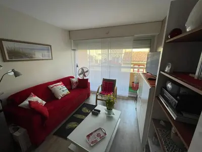 Coin salon dans l'établissement Charmant appartement à 50m de la plage avec terrasse, parking privé et balcon aménagé - FR-1-413-216