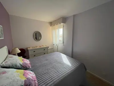 Un ou plusieurs lits dans un hébergement de l'établissement Charmant appartement à 50m de la plage avec terrasse, parking privé et balcon aménagé - FR-1-413-216