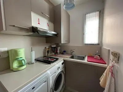 Cuisine ou kitchenette dans l'établissement Charmant appartement à 50m de la plage avec terrasse, parking privé et balcon aménagé - FR-1-413-216