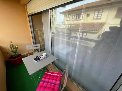 Coin salon dans l'établissement Charmant appartement à 50m de la plage avec terrasse, parking privé et balcon aménagé - FR-1-413-216