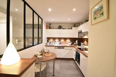 Cuisine ou kitchenette dans l'établissement Bourret - Bel appartement avec grande terrasse - rénové avec goût proche centre ville, lac et plages d'HOSSEGOR