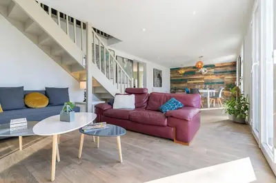Coin salon dans l'établissement Grande maison avec SPA et sans vis-à-vis