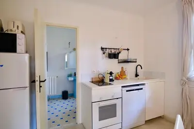 Cuisine ou kitchenette dans l'établissement Julia Blue, Villa Hostal Naou Hossegor - sauna - salle de sport - wifi - netflix