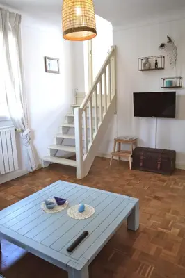 Télévision ou salle de divertissement dans l'établissement Julia Blue, Villa Hostal Naou Hossegor - sauna - salle de sport - wifi - netflix