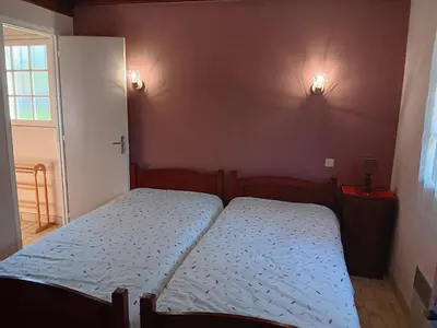 Un ou plusieurs lits dans un hébergement de l'établissement Maison spacieuse avec jardin, proche commerces et plage, 6 couchages, parking privatif - FR-1-239-902