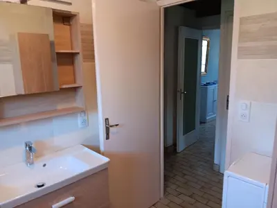 Salle de bains dans l'établissement Maison spacieuse avec jardin, proche commerces et plage, 6 couchages, parking privatif - FR-1-239-902