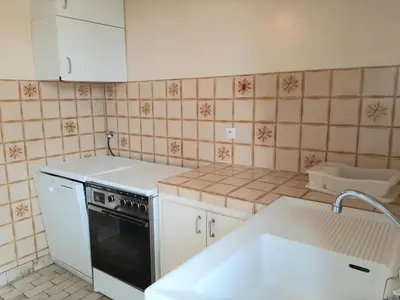 Cuisine ou kitchenette dans l'établissement Maison spacieuse avec jardin, proche commerces et plage, 6 couchages, parking privatif - FR-1-239-902