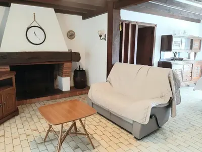 Coin salon dans l'établissement Maison spacieuse avec jardin, proche commerces et plage, 6 couchages, parking privatif - FR-1-239-902