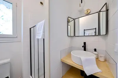 Salle de bains dans l'établissement Clemence Green, Villa Hostal Naou Hossegor- wifi - sauna - salle de sport - netflix