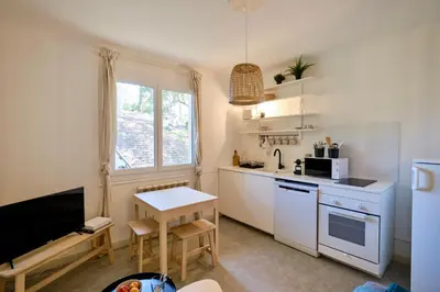 Cuisine ou kitchenette dans l'établissement Clemence Green, Villa Hostal Naou Hossegor- wifi - sauna - salle de sport - netflix
