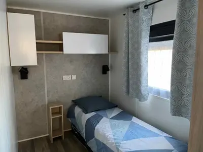 Un ou plusieurs lits dans un hébergement de l'établissement Mobil home familial - 3 chambres - 45 m2 - N 211