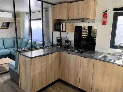 Cuisine ou kitchenette dans l'établissement Mobil home familial - 3 chambres - 45 m2 - N 211