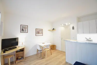 Télévision ou salle de divertissement dans l'établissement Balcons du port - Capbreton - A proximite immédiate du port de plaisance, studio en rez de chaussée avec cour dans résidence