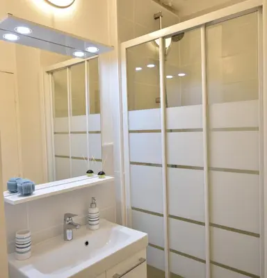 Salle de bains dans l'établissement Balcons du port - Capbreton - A proximite immédiate du port de plaisance, studio en rez de chaussée avec cour dans résidence