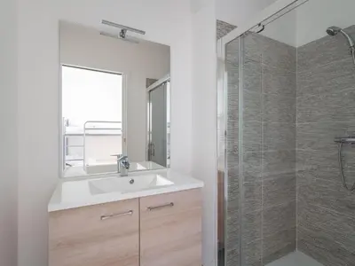 Salle de bains dans l'établissement Appartement Neuf 3* à 100m de l'Océan avec Piscine pour 8 Personnes - Ménage Inclus - FR-1-50-113