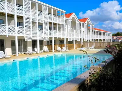 Piscine de l'établissement Appartement Neuf 3* à 100m de l'Océan avec Piscine pour 8 Personnes - Ménage Inclus - FR-1-50-113 ou située à proximité