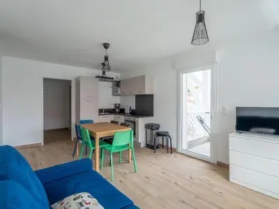 Cuisine ou kitchenette dans l'établissement Appartement Neuf 3* à 100m de l'Océan avec Piscine pour 8 Personnes - Ménage Inclus - FR-1-50-113