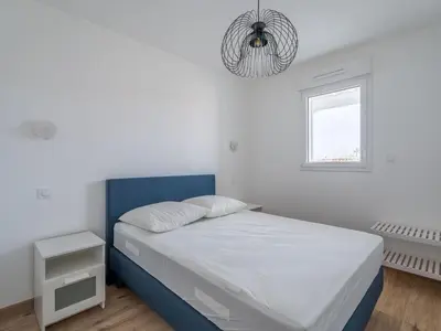 Un ou plusieurs lits dans un hébergement de l'établissement Appartement Neuf 3* à 100m de l'Océan avec Piscine pour 8 Personnes - Ménage Inclus - FR-1-50-113