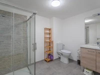 Salle de bains dans l'établissement Appartement Neuf 3* à Mimizan - 100m de l'Océan, Piscine, Clim, WiFi, 4 Pers, Ménage inclus - FR-1-50-112