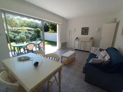 Coin salon dans l'établissement Pyla-sur-mer maison 2 chambres et jardin - à 400m des plages