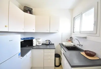 Cuisine ou kitchenette dans l'établissement Ben et sou - Hossegor appartement avec agréable terrasse au premier étage d'une villa