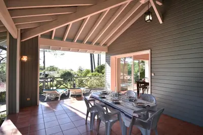 Balcon ou terrasse dans l'établissement Sauges - Hossegor belle villa avec vue océan dans secteur calme entre lac et océan sur terrain non clos d'environ 1500 mètres car