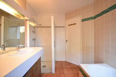 Salle de bains dans l'établissement Sauges - Hossegor belle villa avec vue océan dans secteur calme entre lac et océan sur terrain non clos d'environ 1500 mètres car
