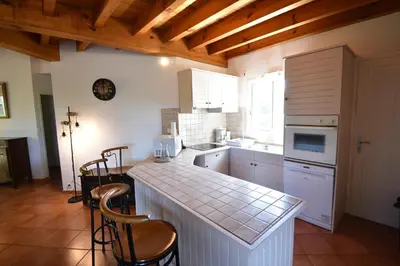 Cuisine ou kitchenette dans l'établissement Sauges - Hossegor belle villa avec vue océan dans secteur calme entre lac et océan sur terrain non clos d'environ 1500 mètres car
