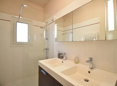 Salle de bains dans l'établissement Pascalou - Hossegor situation privilégiée entre lac et océan pour cette villa