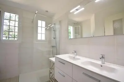 Salle de bains dans l'établissement Cante l'Aouset - Hossegor villa en bordure du golf et tout proche des terrains de tennis et du centre ville