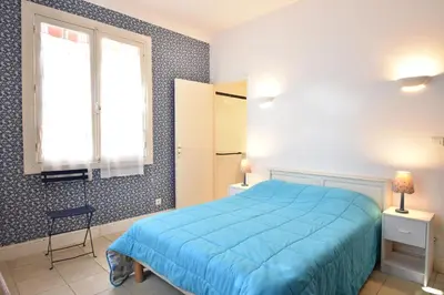 Un ou plusieurs lits dans un hébergement de l'établissement Mazouna - Hossegor agréable villa des années 60 rénovée sur terrain clos et arboré entre lac et océan