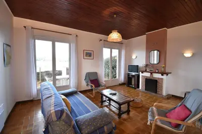 Télévision ou salle de divertissement dans l'établissement 1451 TCF - Hossegor villa plain pied en bordure du lac marin avec agréable vue sur le lac et située à environ 1000m du centre ville