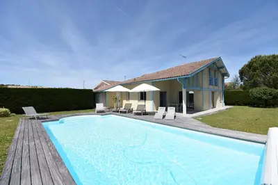 Piscine de l'établissement Square Leon Desclaux - Seignosse confortable villa contemporaine avec piscine ou située à proximité